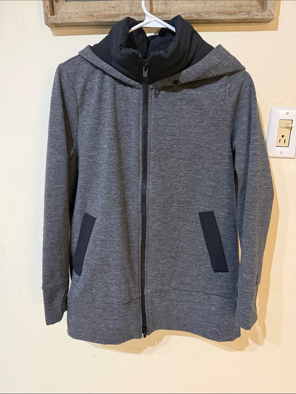 Athleta Stronger Hoodie Jacket Full Zip Gray Thumbholes
